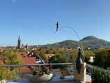 Seiltänzer Mod IV CorTenauf der Dachterrasse  